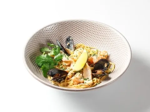 Лапша с морепродуктами в соусе Том Ям
